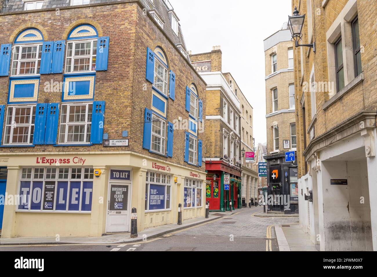 La piccola strada e negozi di carter Lane senza persone. Londra Foto Stock
