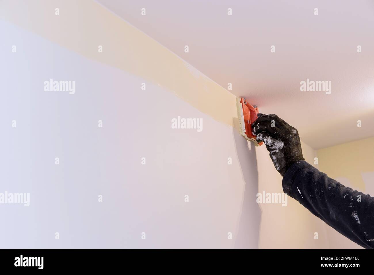 Lavoro imprenditore pittore mani con la pittura del muro su angolo vernice edger Foto Stock