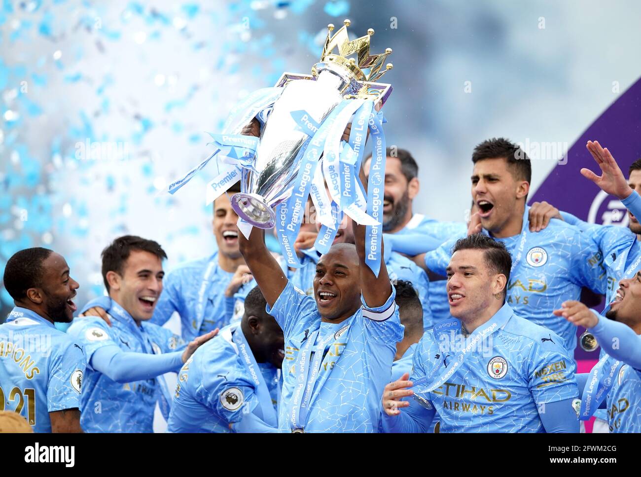 Fernandinho (centro) di Manchester City solleva il trofeo della Premier League con i compagni di squadra dopo il fischio finale nella partita della Premier League all'Etihad Stadium di Manchester. Data immagine: Domenica 23 maggio 2021. Foto Stock