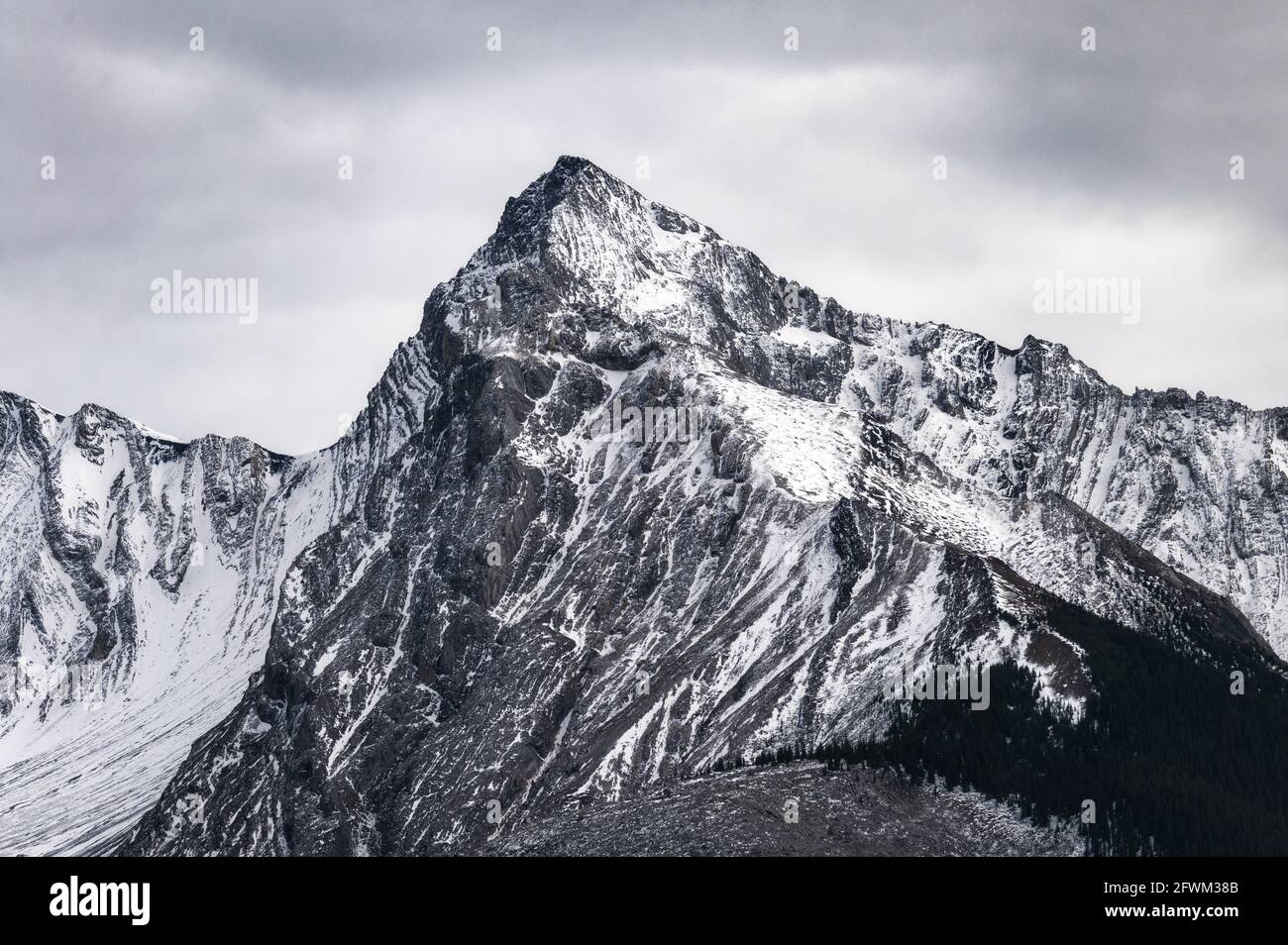 Grande vetta di montagna con neve coperta e cielo coperto Canada Foto Stock