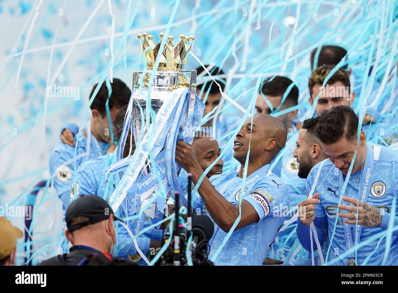 Fernandinho (centro) di Manchester City solleva il trofeo della Premier League con i compagni di squadra dopo il fischio finale nella partita della Premier League all'Etihad Stadium di Manchester. Data immagine: Domenica 23 maggio 2021. Foto Stock
