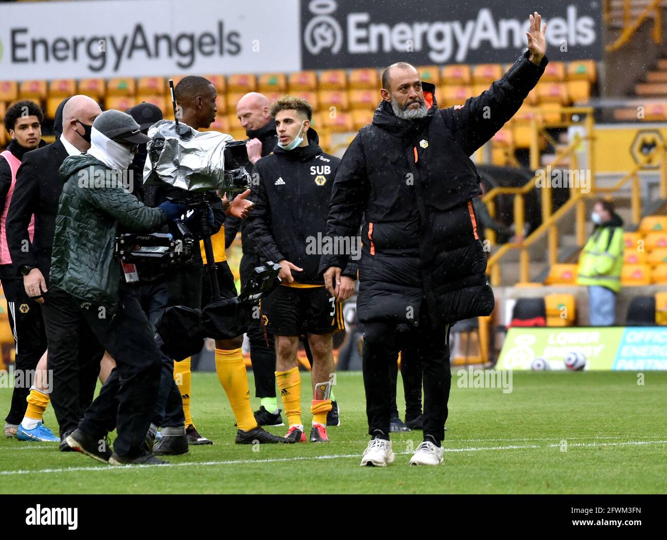 Nuno Espirito Santo, manager di Wolverhampton Wanderers, si fa un'onda ai tifosi dopo la sua ultima partita in carica alla fine della partita della Premier League al Molineux Stadium di Wolverhampton. Data immagine: Domenica 23 maggio 2021. Foto Stock
