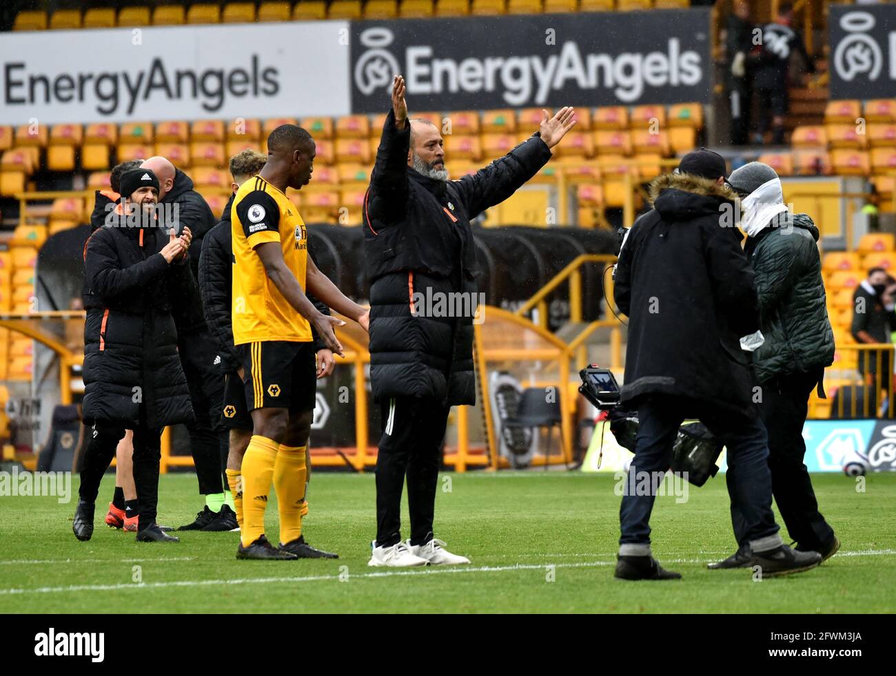 Nuno Espirito Santo, manager di Wolverhampton Wanderers, si fa un'onda ai tifosi dopo la sua ultima partita in carica alla fine della partita della Premier League al Molineux Stadium di Wolverhampton. Data immagine: Domenica 23 maggio 2021. Foto Stock
