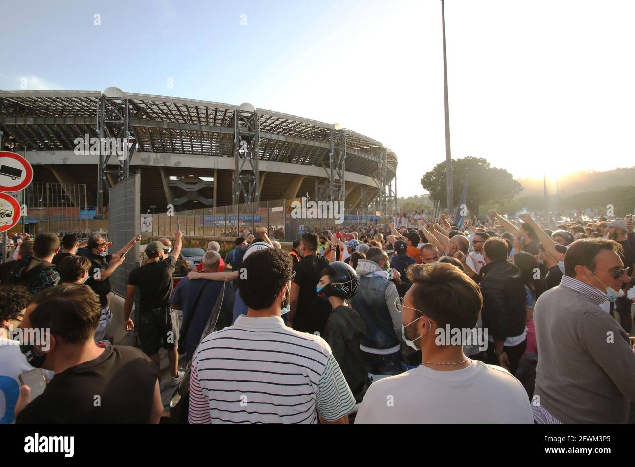 Napoli, Campania, Italia. 23 maggio 2021. I tifosi di Napoli aspettano fuori dallo stadio per allietare i loro favoriti prima della partita della Champions League.durante la partita di calcio della Serie a italiana SSC Napoli vs FC Verona il 23 maggio 2021 allo stadio Diego Armando Maradona di Napoli.in foto: Credit: Fabio Sasso/ZUMA Wire/Alamy Live News Foto Stock
