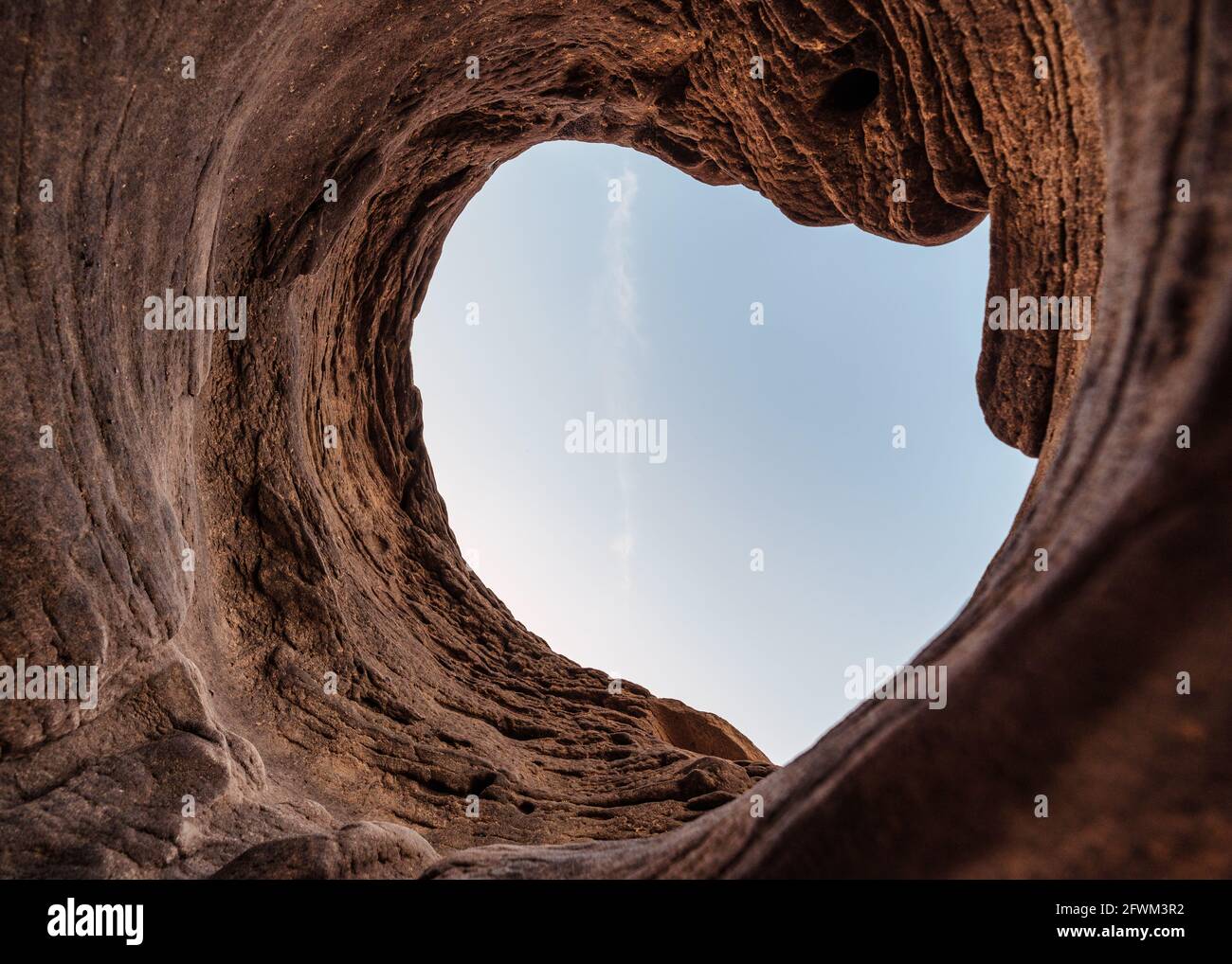 Fondo di pietra naturale buco grotta di superficie erosa da acqua con cielo blu nel parco nazionale Foto Stock