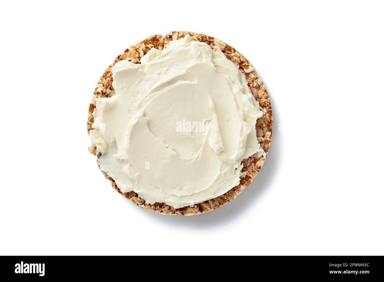Torta di pane croccante di grano saraceno senza glutine con formaggio cremoso per una colazione sana isolata su sfondo bianco. Vista dall'alto. Foto Stock Torta di pane croccante di grano saraceno senza glutine con formaggio cremoso per una colazione sana isolata su sfondo bianco. Vista dall'alto. Foto Stock