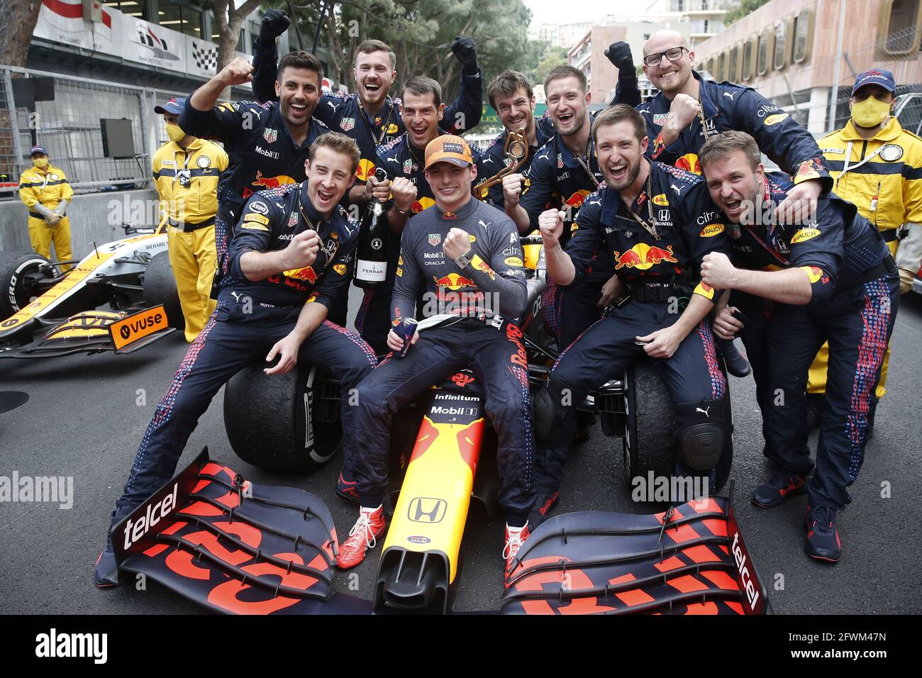 Monte Carlo, Monaco. 23 maggio 2021. Il vincitore della gara Max Verstappen (NLD) Red Bull Racing RB16B festeggia con il team di parc ferme. Gran Premio di Monaco, domenica 23 maggio 2021. Monte Carlo, Monaco. © Copyright: FIA Pool Image for Editorial Use Only Credit: James Moy/Alamy Live News Foto Stock