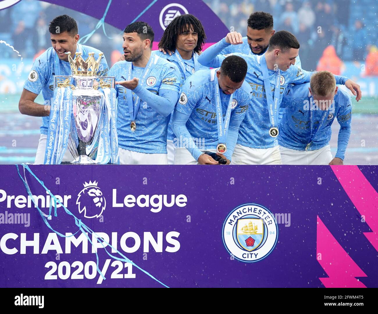 I giocatori di Manchester City festeggiano con il trofeo dopo il fischio finale nella partita della Premier League all'Etihad Stadium di Manchester. Data immagine: Domenica 23 maggio 2021. Foto Stock