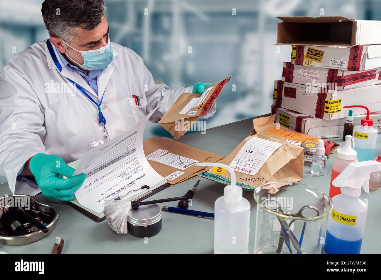 La polizia forense controlla i file contro le prove in laboratorio di criminalità, immagine concettuale Foto Stock