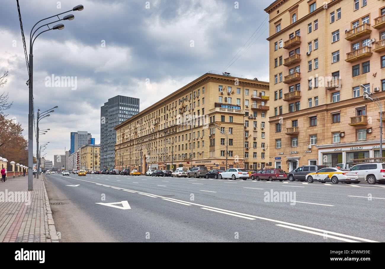 Paesaggio urbano, Viale Leninsky, vista di un edificio residenziale costruito nel 1940-1949 e il flusso di automobili: Mosca, Russia - 22 aprile 2021 Foto Stock