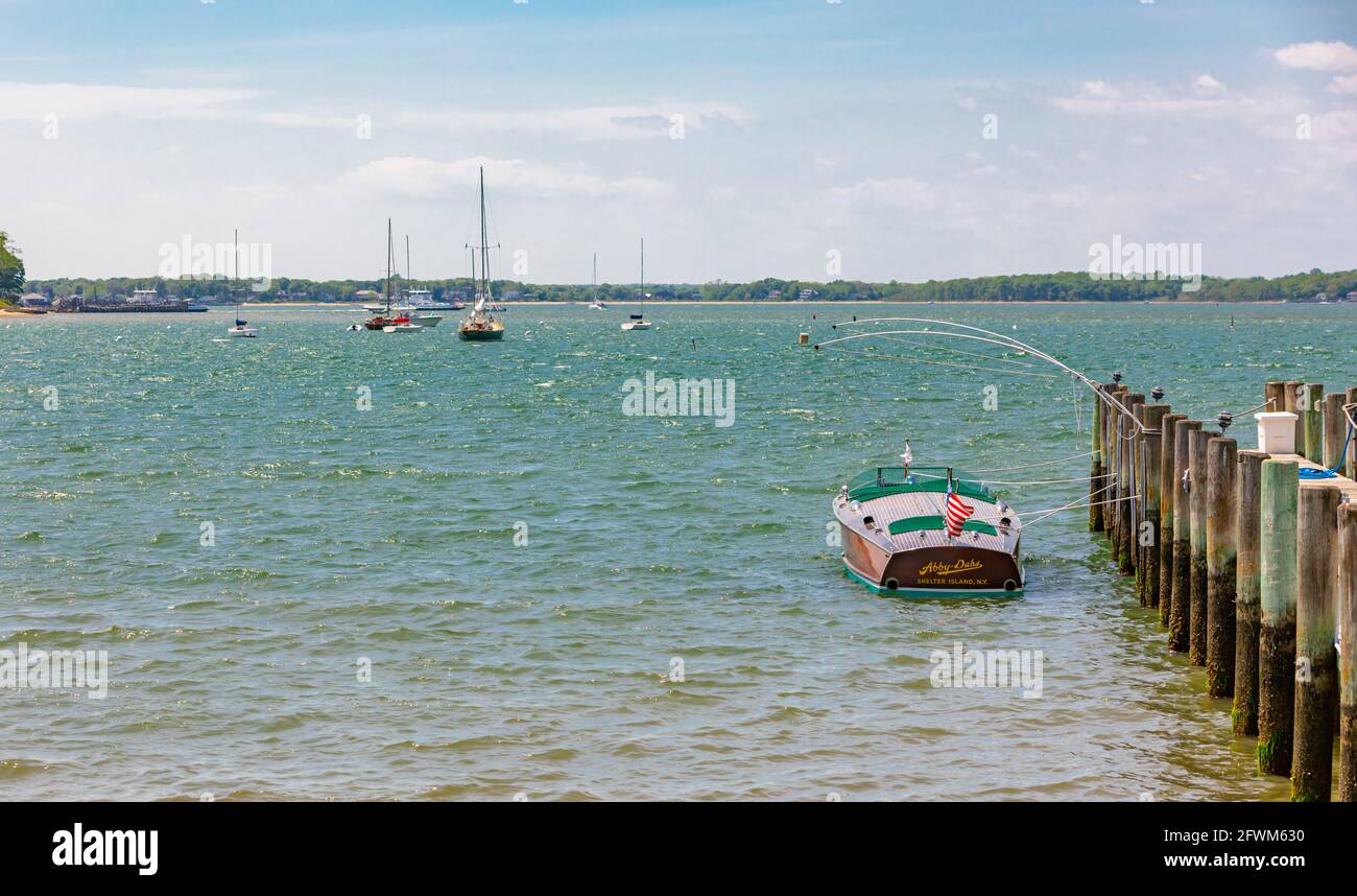 Antica barca di legno in un molo a Dering Harbour, NY Foto Stock