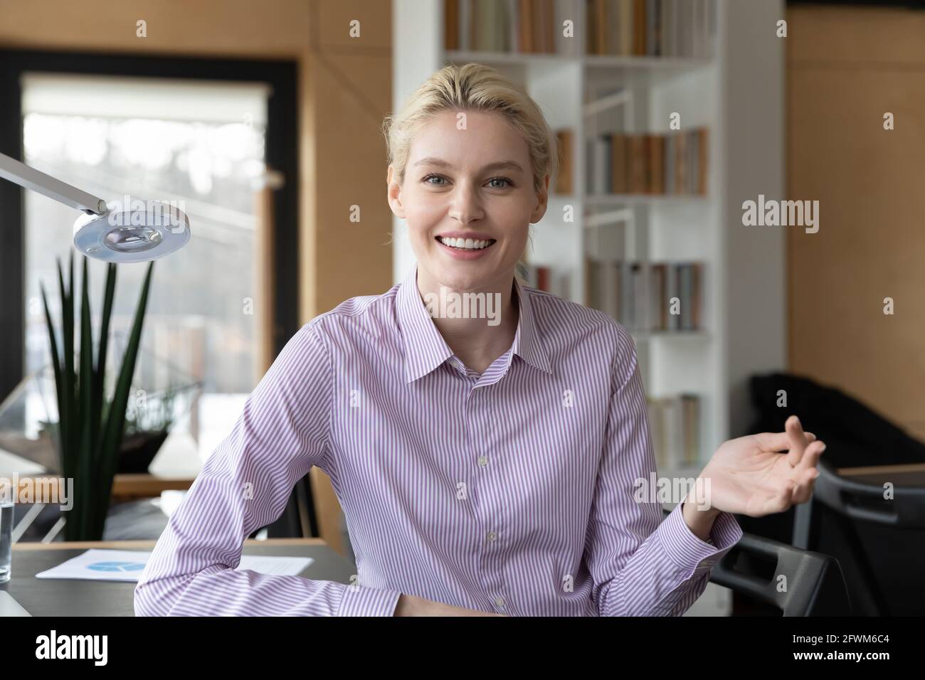 Ritratto di una donna d'affari sorridente che parla con la fotocamera Foto Stock