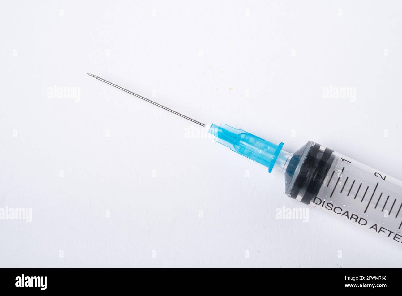 Siringa di plastica usata sporca, isolata Foto Stock