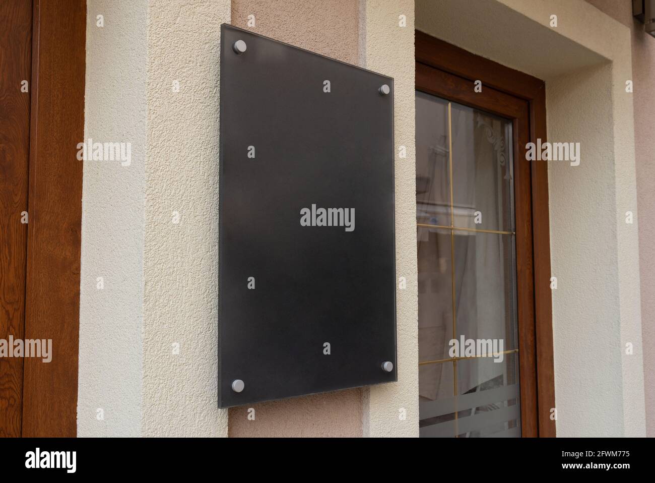 Lavagna nera vuota, mockup di insegne sull'ingresso del negozio per la promozione del branding del logo Foto Stock