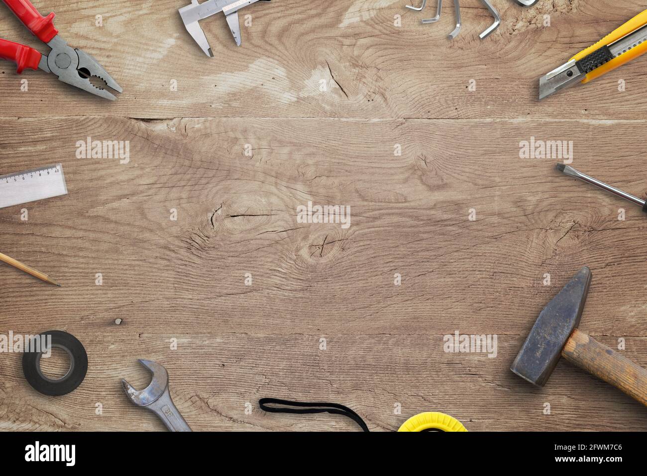 Scrivania in legno con utensili e spazio per la copia al centro. Handyman vista dall'alto, composizione piatta Foto Stock
