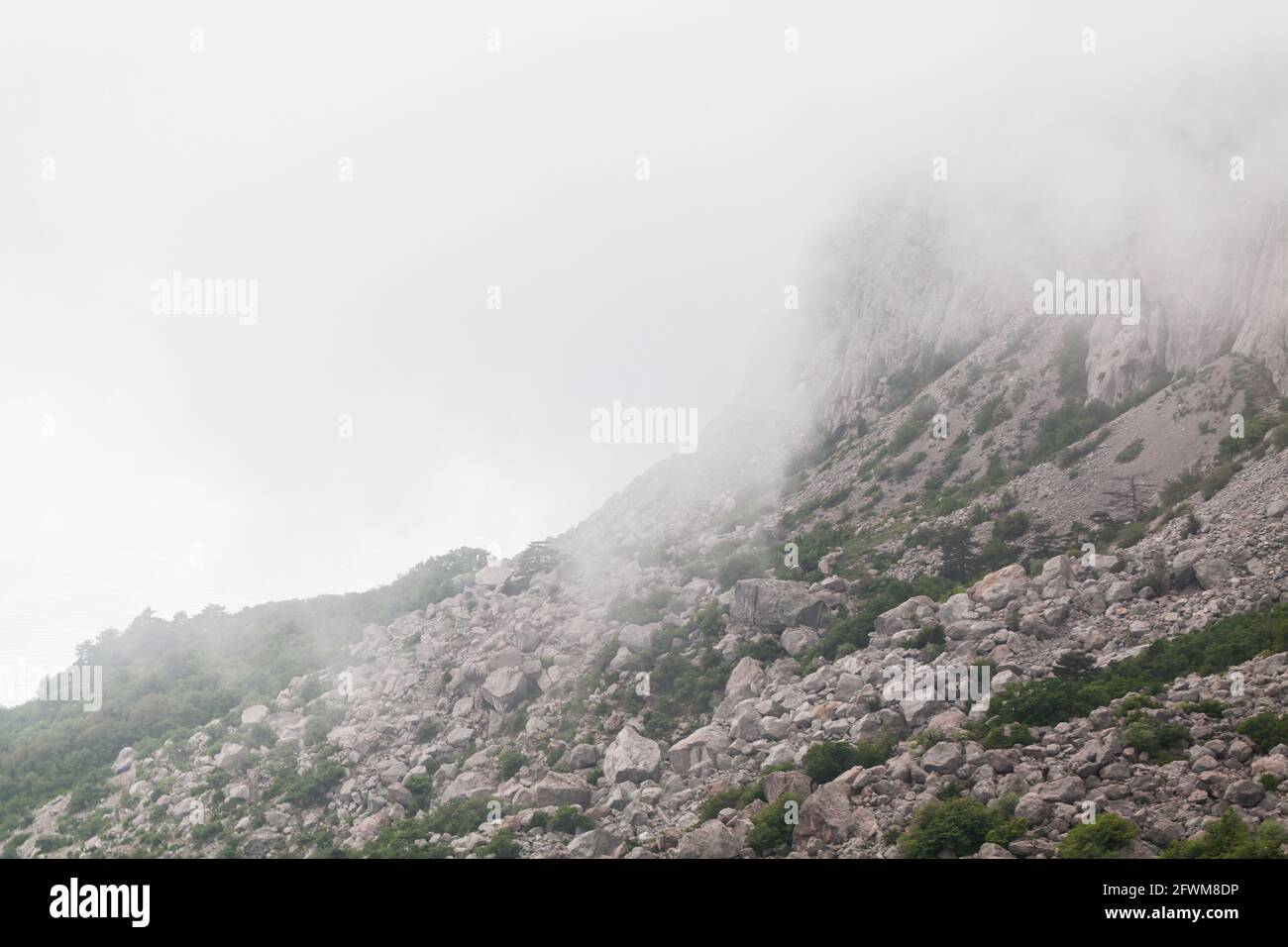 Montagna Crimea paesaggio in una giornata estiva nebbia. Penisola di Crimea, costa del Mar Nero Foto Stock