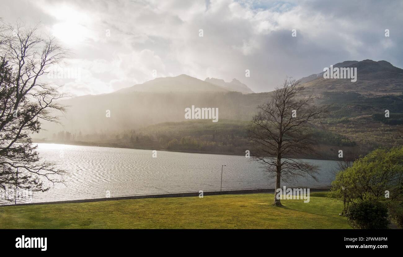Montagne e Loch lungo in Arrochar Scozia. Foto Stock