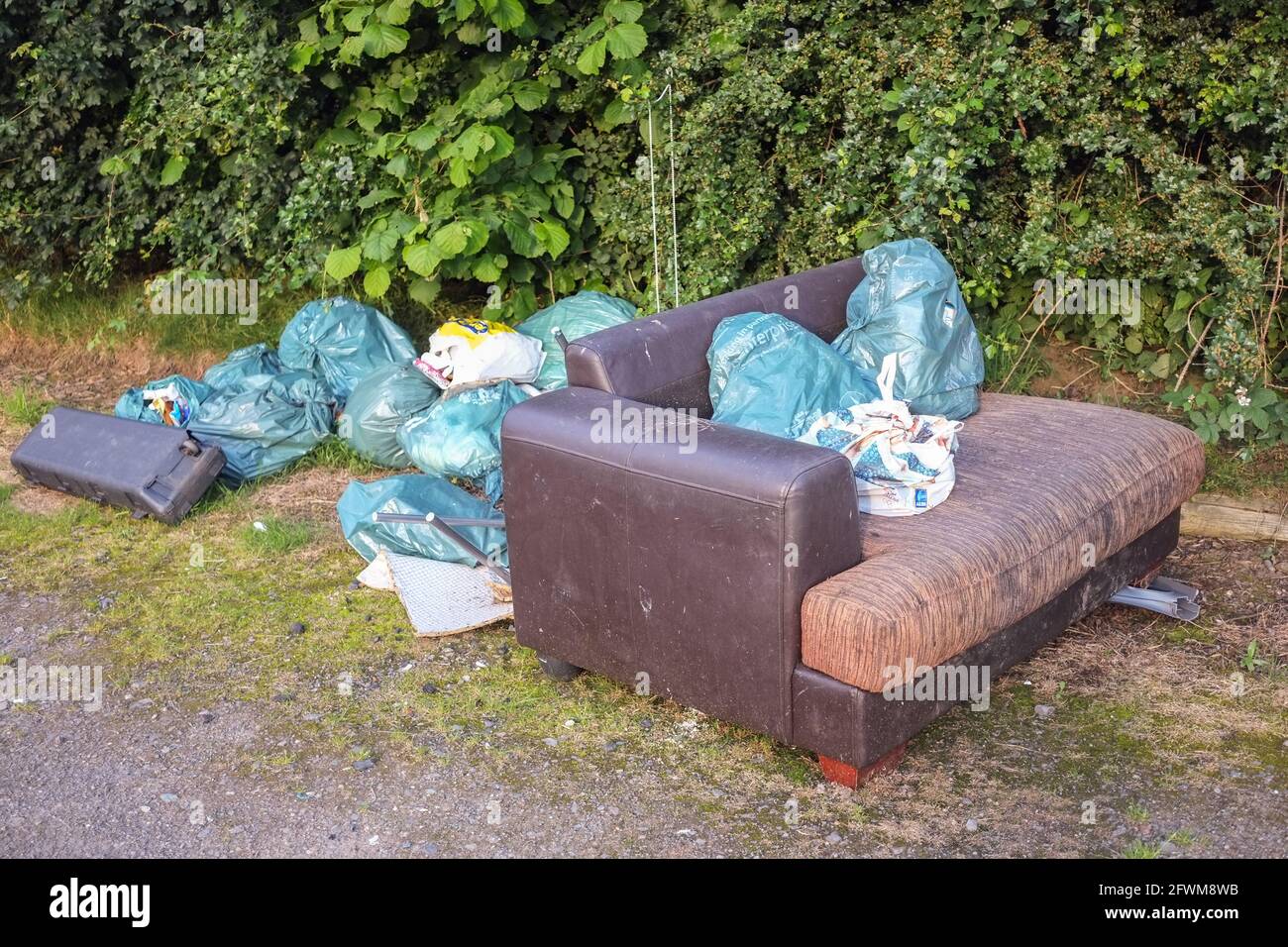 Discarica rifiuti nel parcheggio pubblico nel Northamptonshire UK. Foto Stock