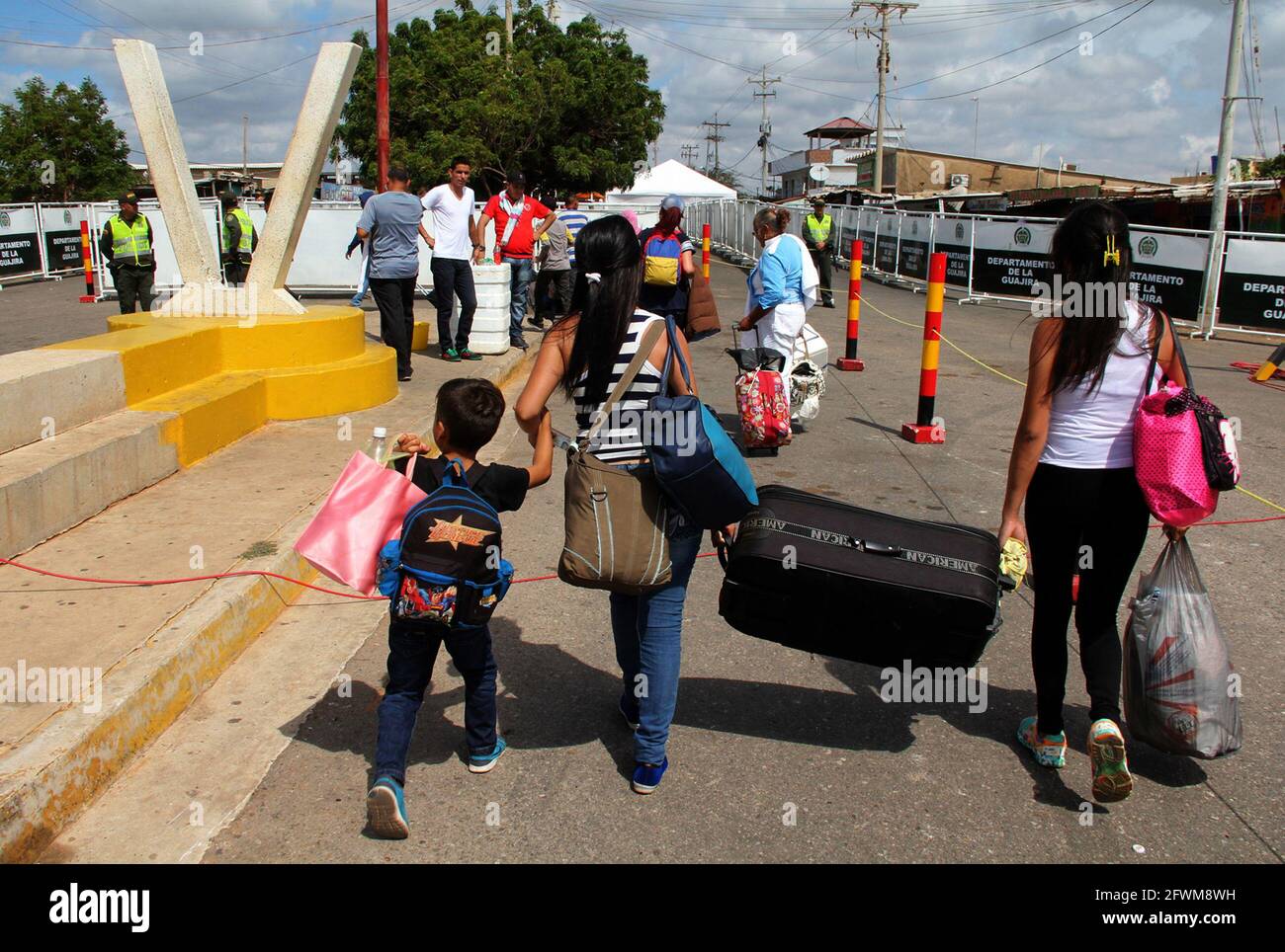 Migliaia di venezuelani attraversano il confine a piedi nello stato di Zulia Venezuela, verso la Colombia come punto di partenza per altri paesi. Per sei anni il limite di frontiera al passaggio dei veicoli è stato chiuso dal 2015, per ordine del presidente Nicolás Maduro. Il movimento delle persone è stato sospeso dopo la rottura delle relazioni con il governo colombiano nel febbraio 2019. Oggi, sabato 22 maggio, Freddy Bernal ha riferito come portavoce del governo bolivariano, che sarà gradualmente aperto. E sarà fatto in coordinamento tra le autorità di entrambi i paesi, affermando che Co Foto Stock