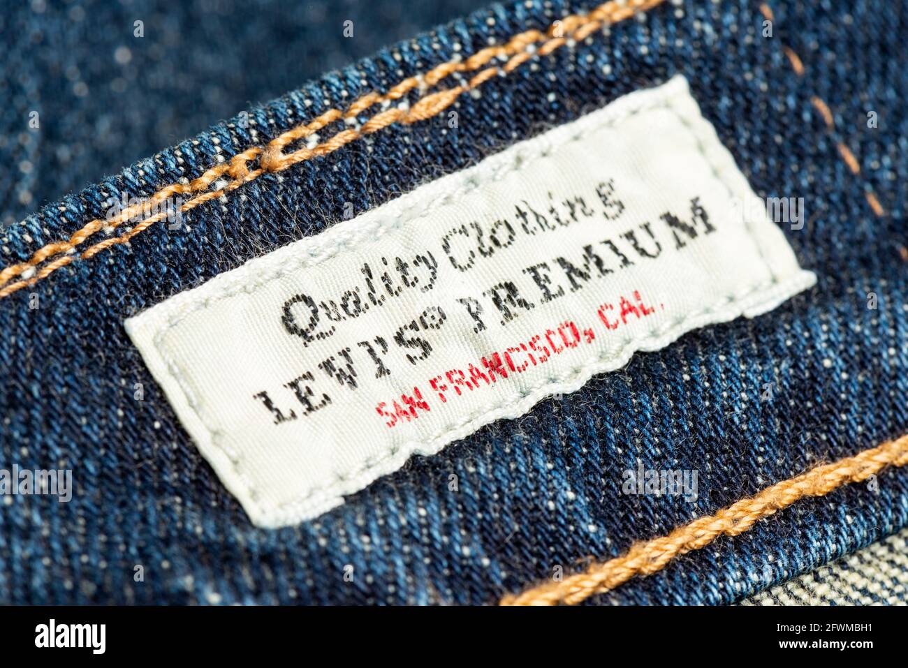 Abbigliamento di qualità l'etichetta premium di Levi su jeans blu classici  Foto stock - Alamy