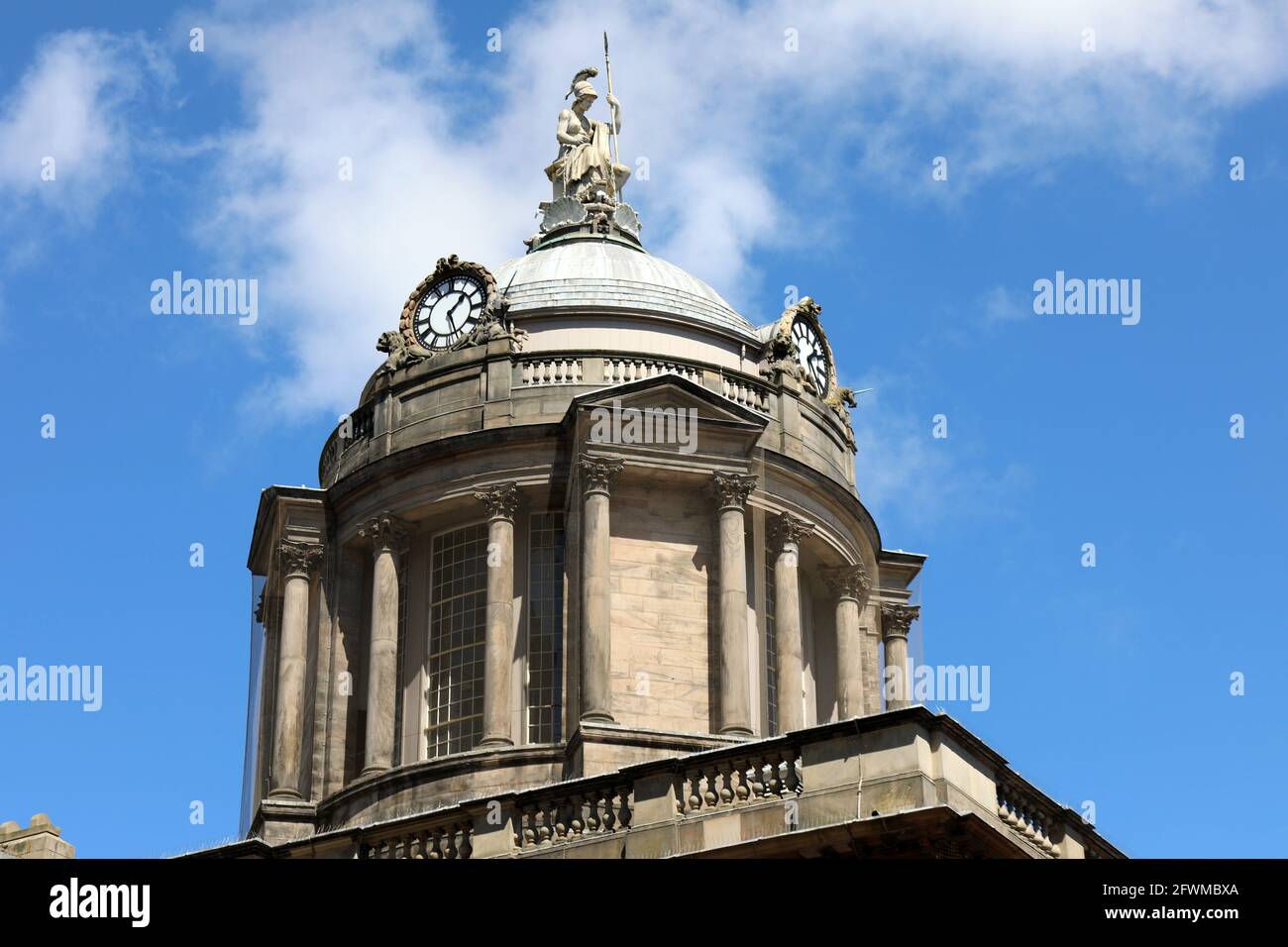 Statua di Minerva di John Charles Felix Rossi sul Cupola del Municipio di Liverpool Foto Stock