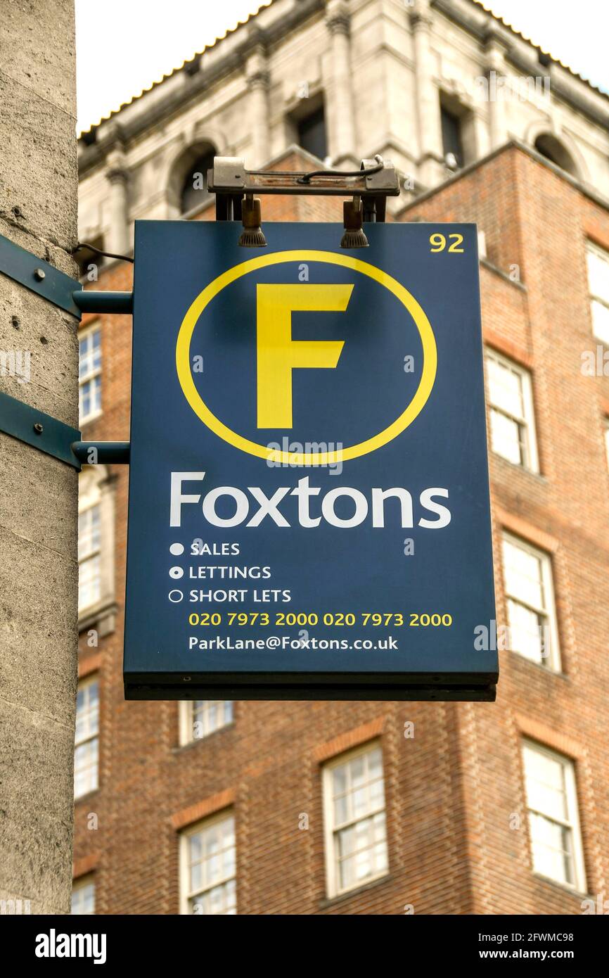 Londra, Inghilterra - Giugno 2018: Firma per l'agente immobiliare Foxtons al di fuori di una delle sue filiali nel centro di Londra Foto Stock