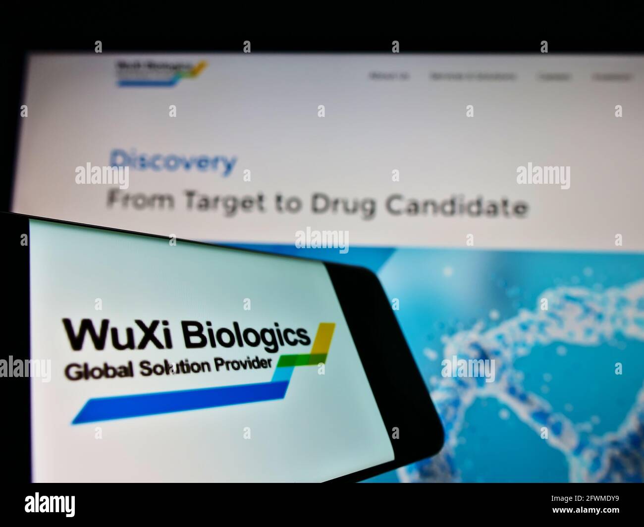 Cellulare con logo aziendale della società di biotecnologia Wuxi Biologics (Cayman) Inc. Sullo schermo davanti al sito web. Mettere a fuoco il centro del display del telefono. Foto Stock