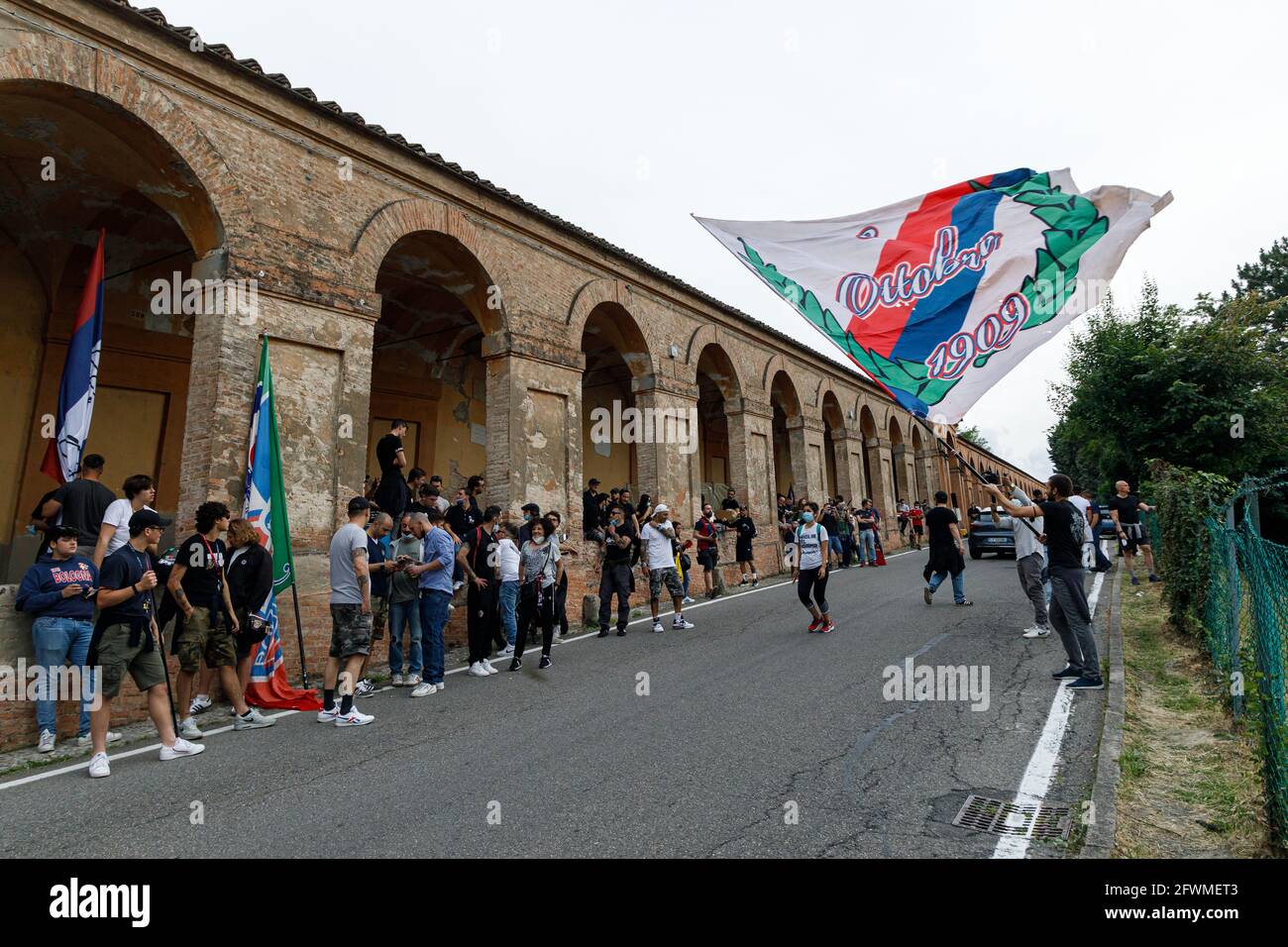 Bologna, Italia. 23 maggio 2021. I tifosi del Bologna FC salutano la squadra con svasature, sciarpe e bandiere prima della serie A ultimo match della stagione 2020-21 dalla collina alle spalle dello stadio Renato Dall'Ara. Credit: Massimiliano Donati/Alamy Live News Foto Stock
