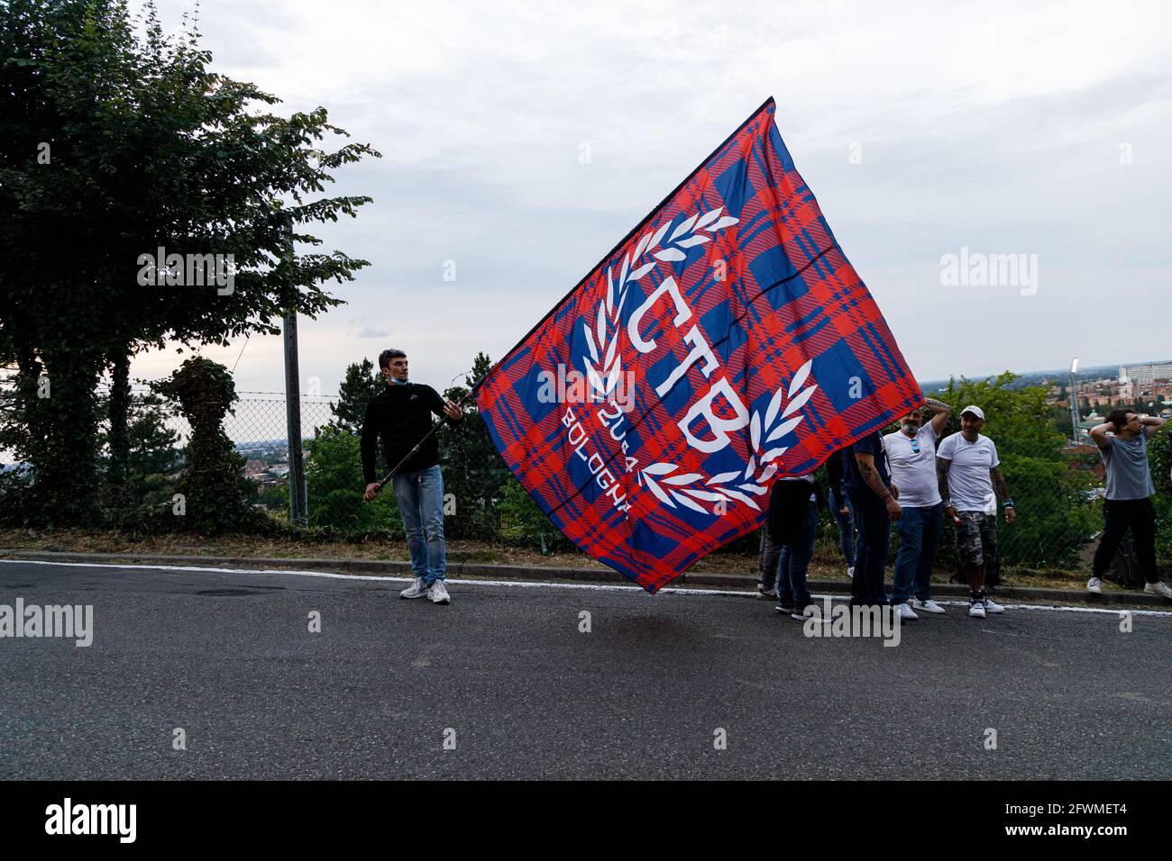 Bologna, Italia. 23 maggio 2021. I tifosi del Bologna FC salutano la squadra con svasature, sciarpe e bandiere prima della serie A ultimo match della stagione 2020-21 dalla collina alle spalle dello stadio Renato Dall'Ara. Credit: Massimiliano Donati/Alamy Live News Foto Stock