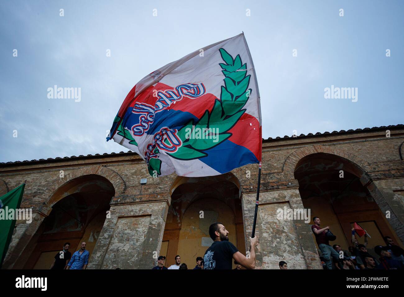 Bologna, Italia. 23 maggio 2021. I tifosi del Bologna FC salutano la squadra con svasature, sciarpe e bandiere prima della serie A ultimo match della stagione 2020-21 dalla collina alle spalle dello stadio Renato Dall'Ara. Credit: Massimiliano Donati/Alamy Live News Foto Stock