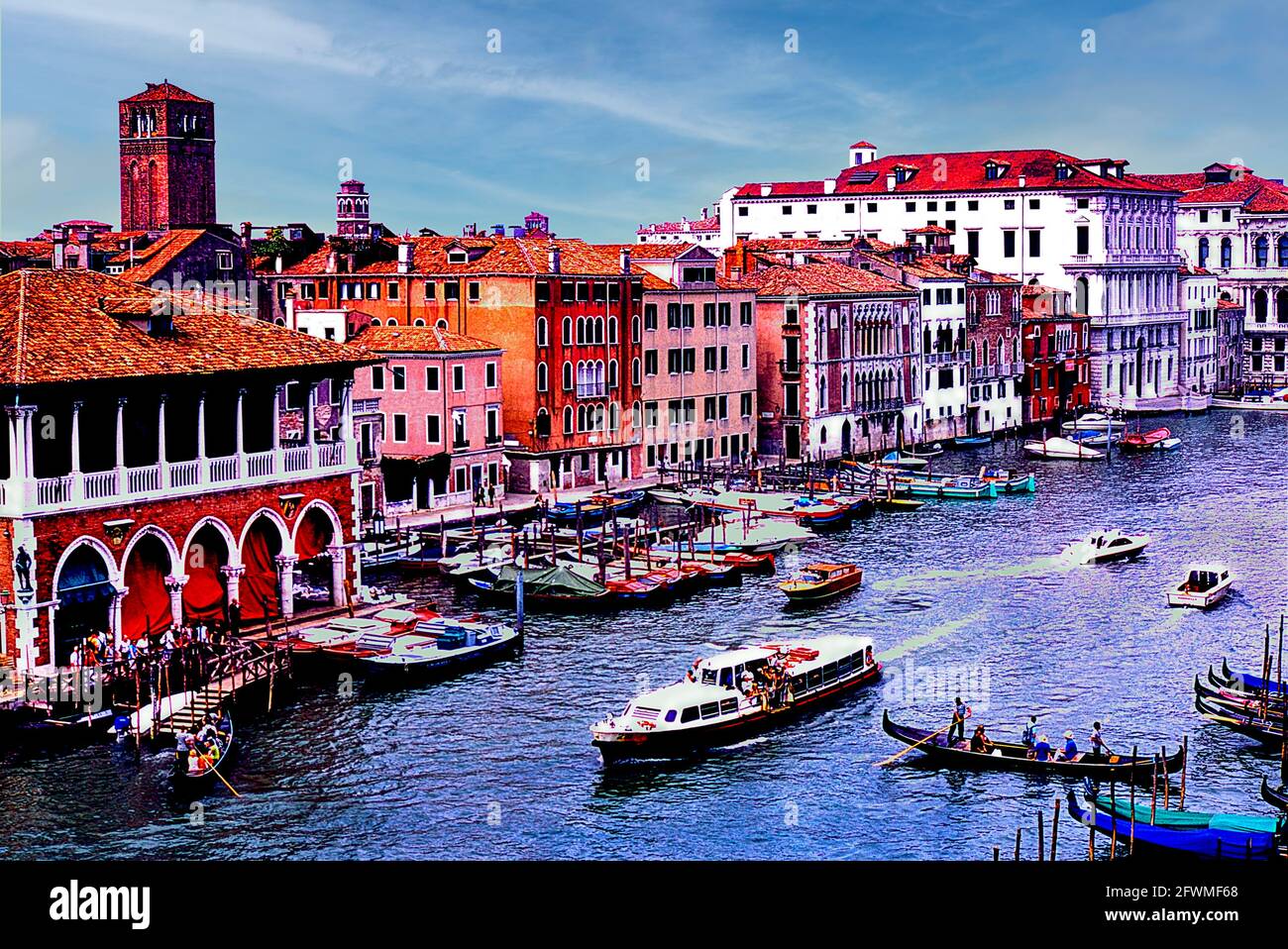 Traffico sul trafficato Canal Grande a Venezia Italia Foto Stock