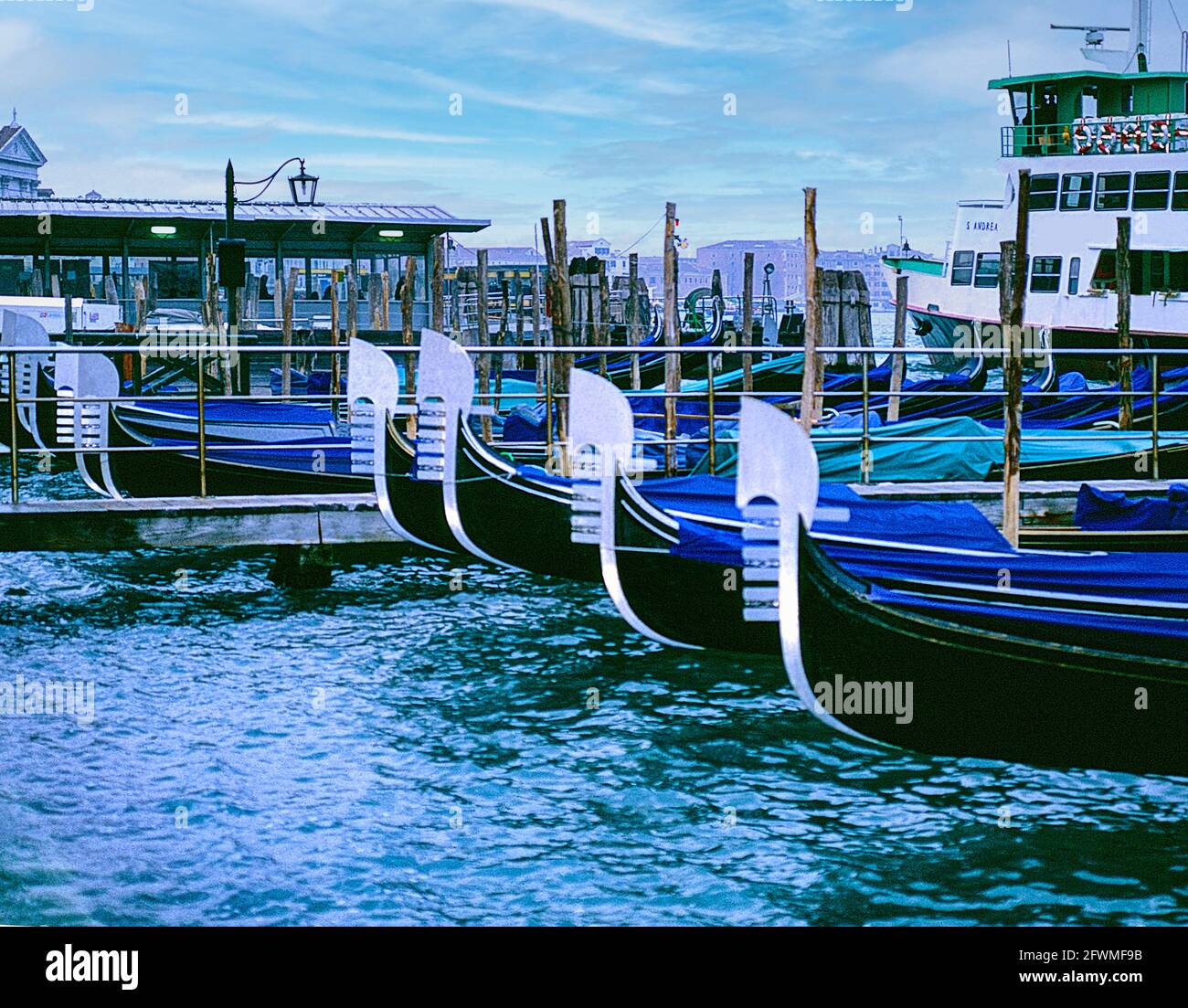 Gondole ormeggiate sul Canal Grande a Venezia Italia Foto Stock