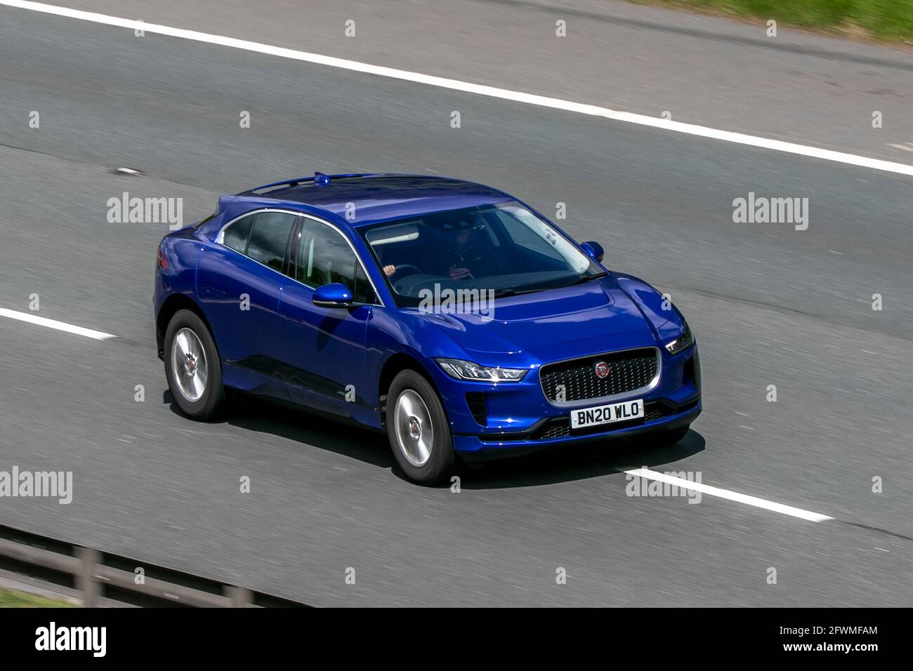 2020 blu Jaguar i-Pace elettricità guida sull'autostrada M6 vicino Preston in Lancashire, Regno Unito Foto Stock