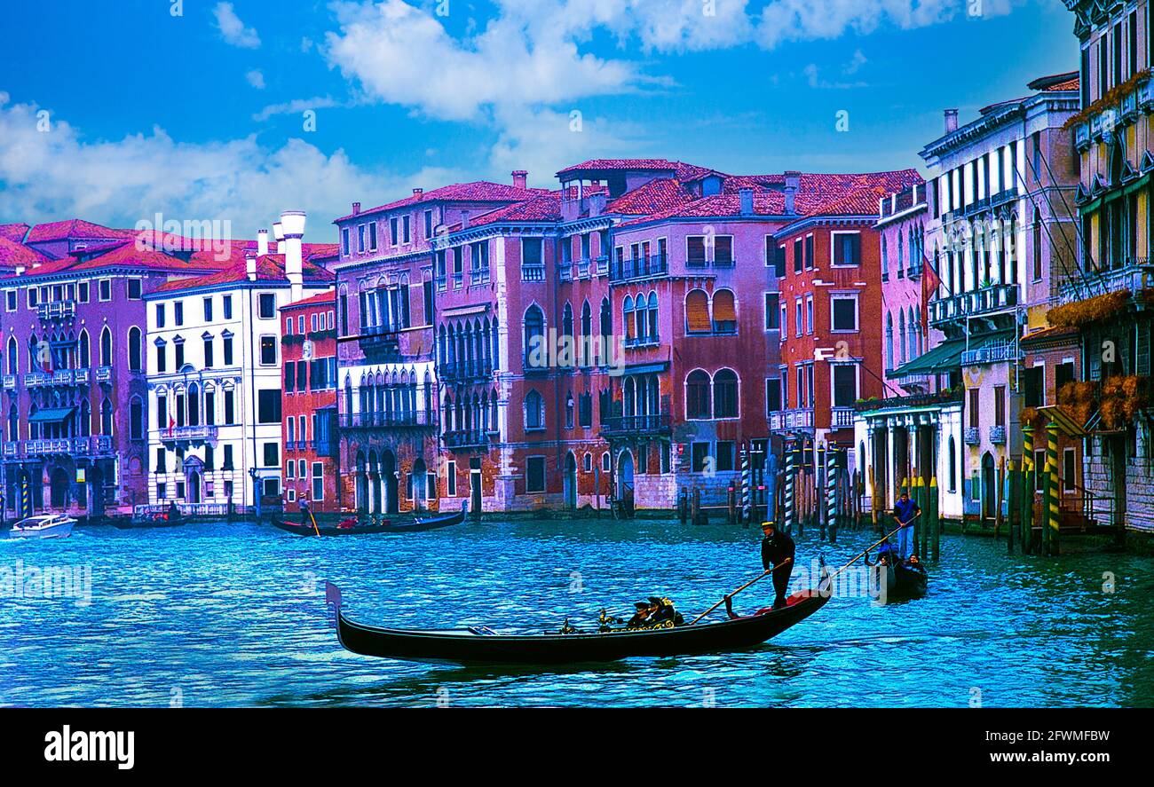 Gondole ed edifici colorati sul Canal Grande a Venezia Italia Foto Stock
