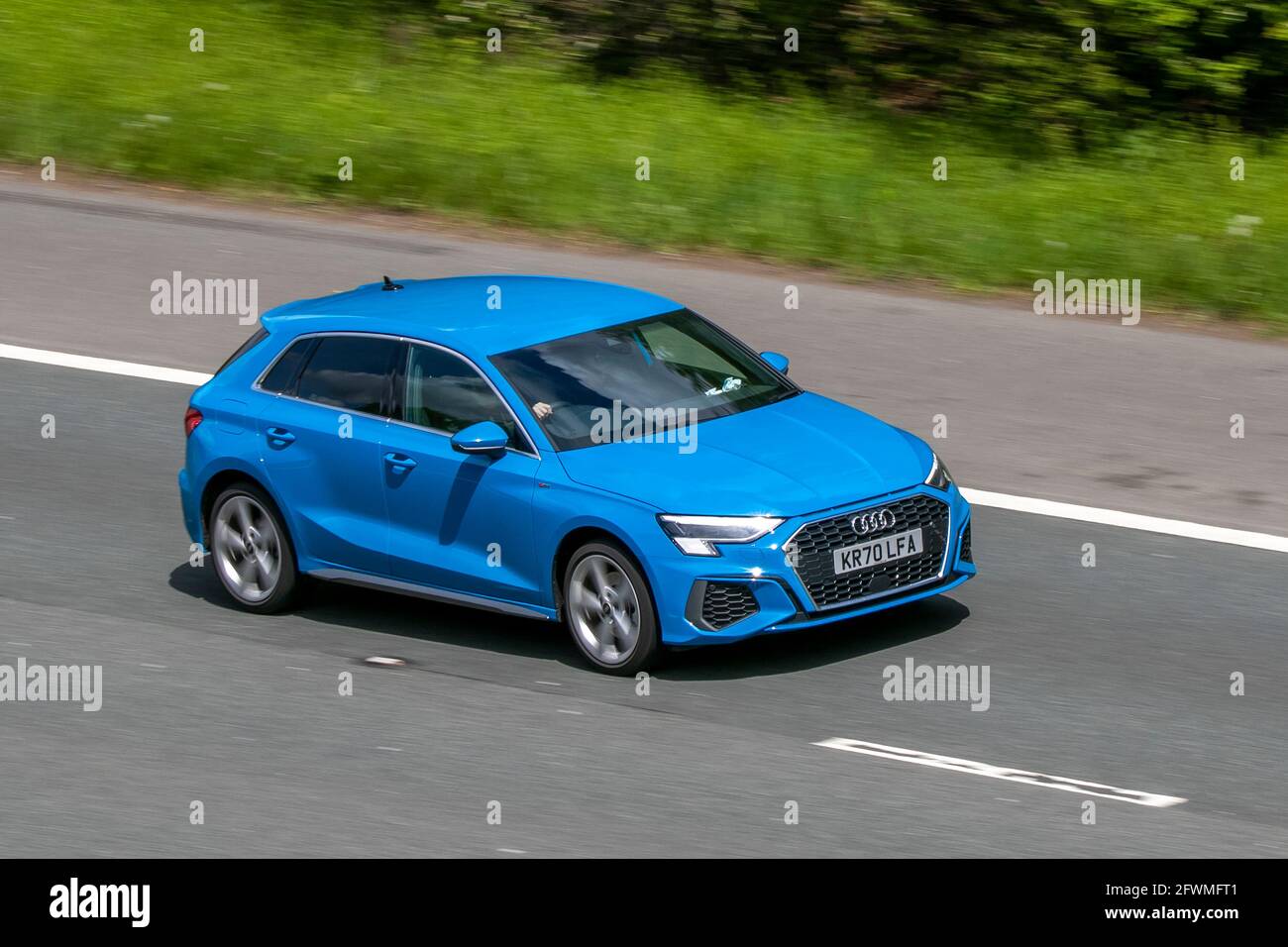 2020 blu Audi A3 S LINE 40 TFSI e S-A benzina elettrica che guida sull'autostrada M6 vicino a Preston in Lancashire, Regno Unito Foto Stock
