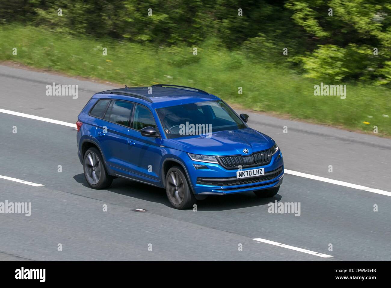 SKODA KODIAQ DIESEL blu suv guida sull'autostrada M6 vicino a Preston in Lancashire, Regno Unito Foto Stock