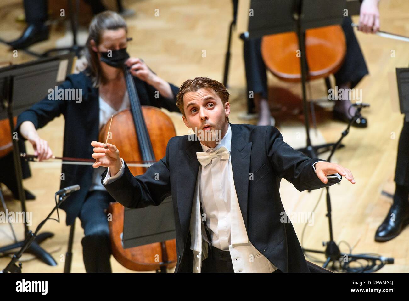 USO EDITORIALE SOLO il direttore vincitore Julio Garcia Vico dirige la London Symphony Orchestra durante la finale del Donatella Flick Conducing Competition presso la LSO St Luke's a Clerkenwell London. Data immagine: Domenica 23 maggio 2021. Foto Stock