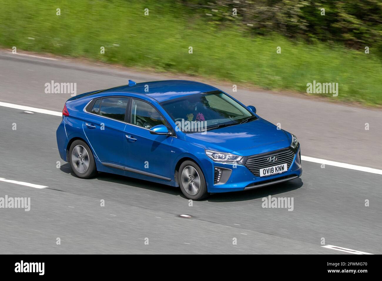 HYUNDAI IONIQ HYBRID ELECTRIC BLUE sulla M6 autostrada vicino Preston in Lancashire, Regno Unito Foto Stock