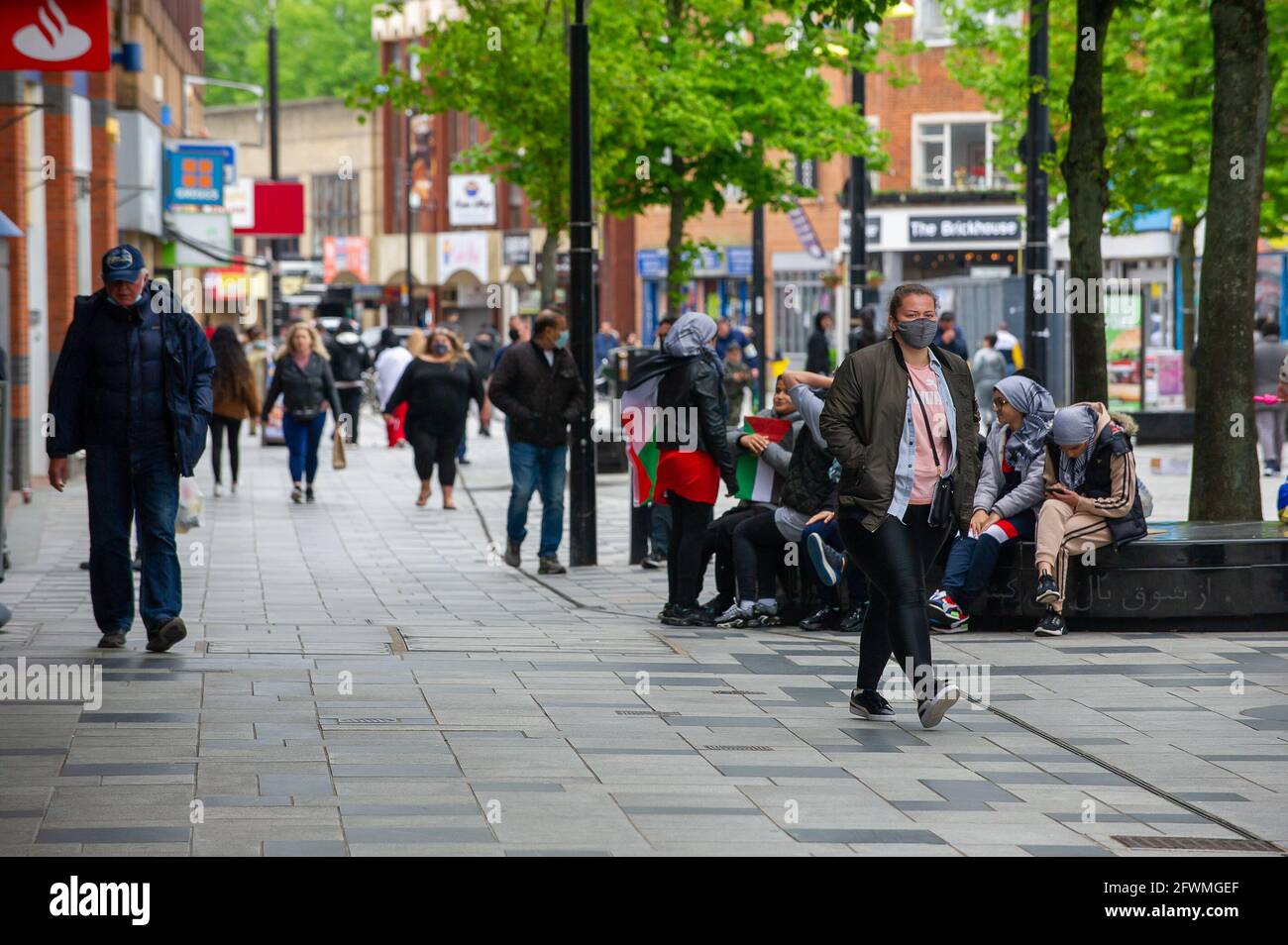 Slough, Berkshire, Regno Unito. 23 maggio 2021. Gli amanti dello shopping oggi a Slough High Street. Il tasso di infezione da rotolamento di sette giorni Covid-19 per 100,000 persone in Slough per la settimana che termina il 18 maggio è salito a 25.4, rispetto a 22.7. Dato che il numero di casi positivi di variante indiana di Covid-19 sta iniziando ad aumentare, la possibile eliminazione di tutte le restrizioni di blocco a giugno potrebbe ora essere in pericolo. Credit: Maureen McLean/Alamy Live News Foto Stock