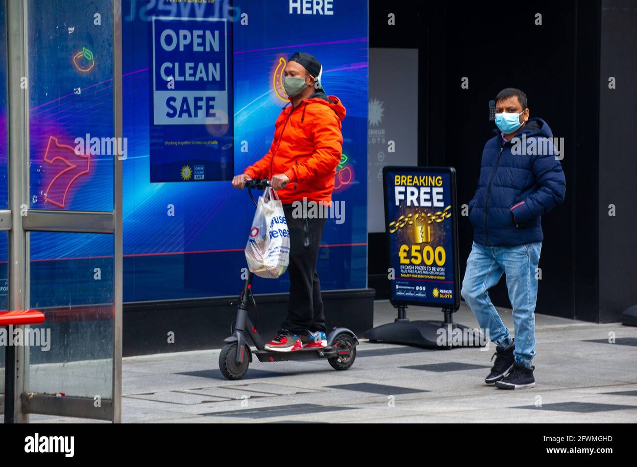 Slough, Berkshire, Regno Unito. 23 maggio 2021. Gli amanti dello shopping oggi a Slough High Street. Il tasso di infezione da rotolamento di sette giorni Covid-19 per 100,000 persone in Slough per la settimana che termina il 18 maggio è salito a 25.4, rispetto a 22.7. Dato che il numero di casi positivi di variante indiana di Covid-19 sta iniziando ad aumentare, la possibile eliminazione di tutte le restrizioni di blocco a giugno potrebbe ora essere in pericolo. Credit: Maureen McLean/Alamy Live News Foto Stock