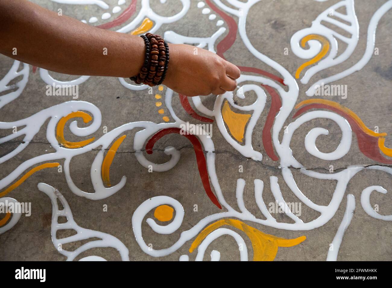 Hamtramck, Michigan - Boisali Biswas dimostra l'arte di Alpona, pittura effimera del pavimento che è praticata nel Bengala occidentale in India e a Bangla Foto Stock