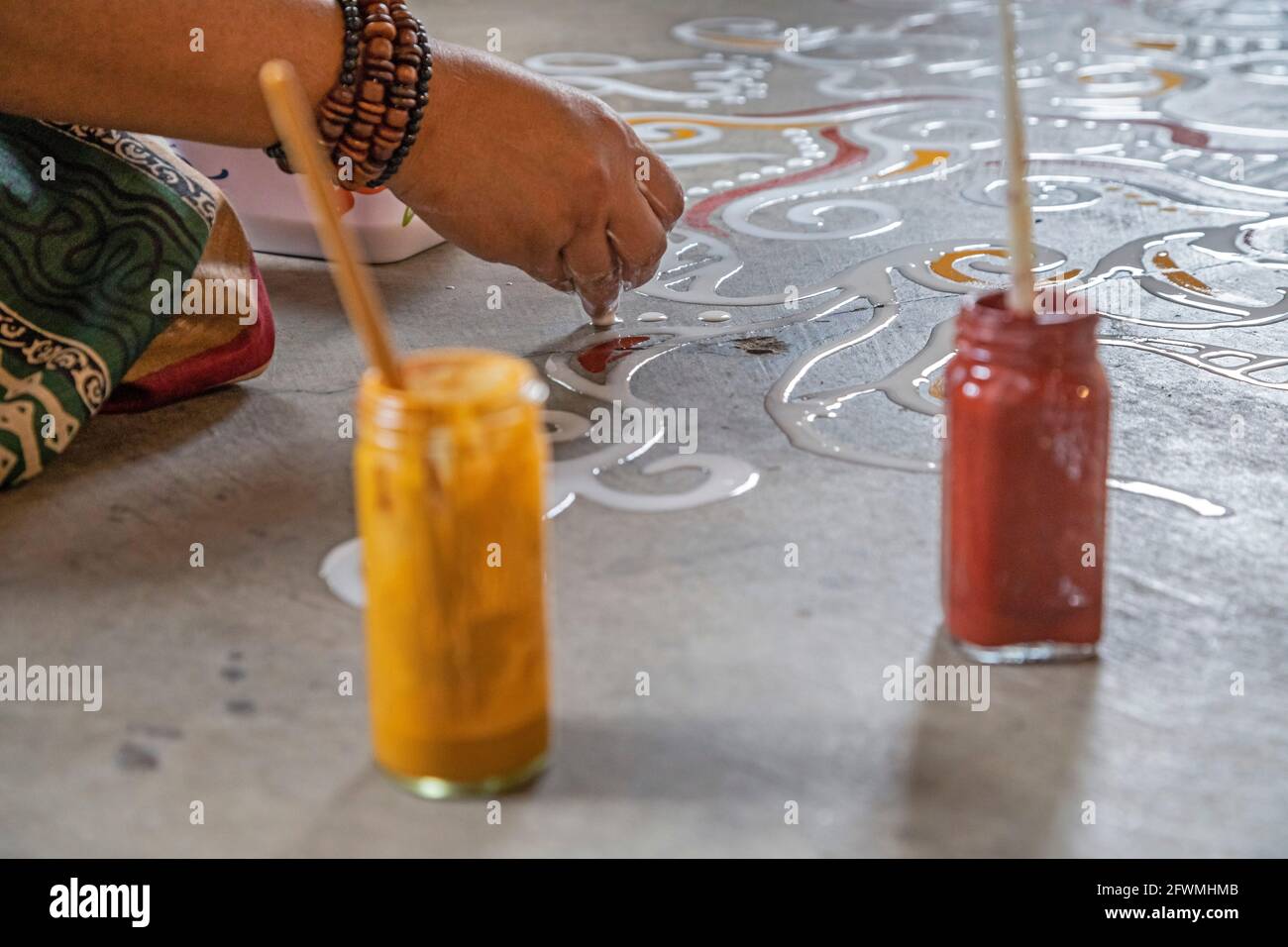 Hamtramck, Michigan - Boisali Biswas dimostra l'arte di Alpona, pittura effimera del pavimento che è praticata nel Bengala occidentale in India e a Bangla Foto Stock