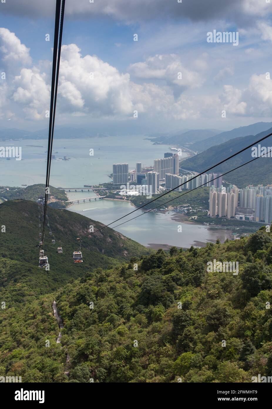 Vista sulla baia di Tung Chung dalla funivia di Ngong Ping 360 sull'isola di Lantau, Hong Kong, RPC Foto Stock
