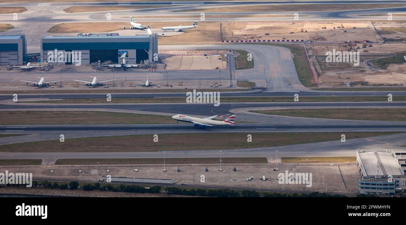 Un volo British Airways World Cargo decolli all'aeroporto Chek Lap Kok di Hong Kong, RPC Foto Stock