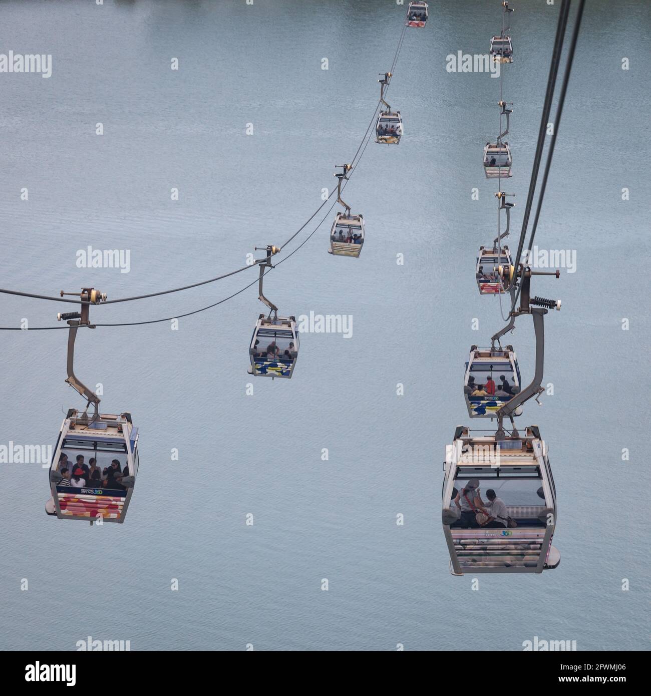 Vista delle gondole sull'acqua sulla funivia Ngong Ping 360 Skyrail sull'isola di Lantau, Hong Kong, RPC Foto Stock