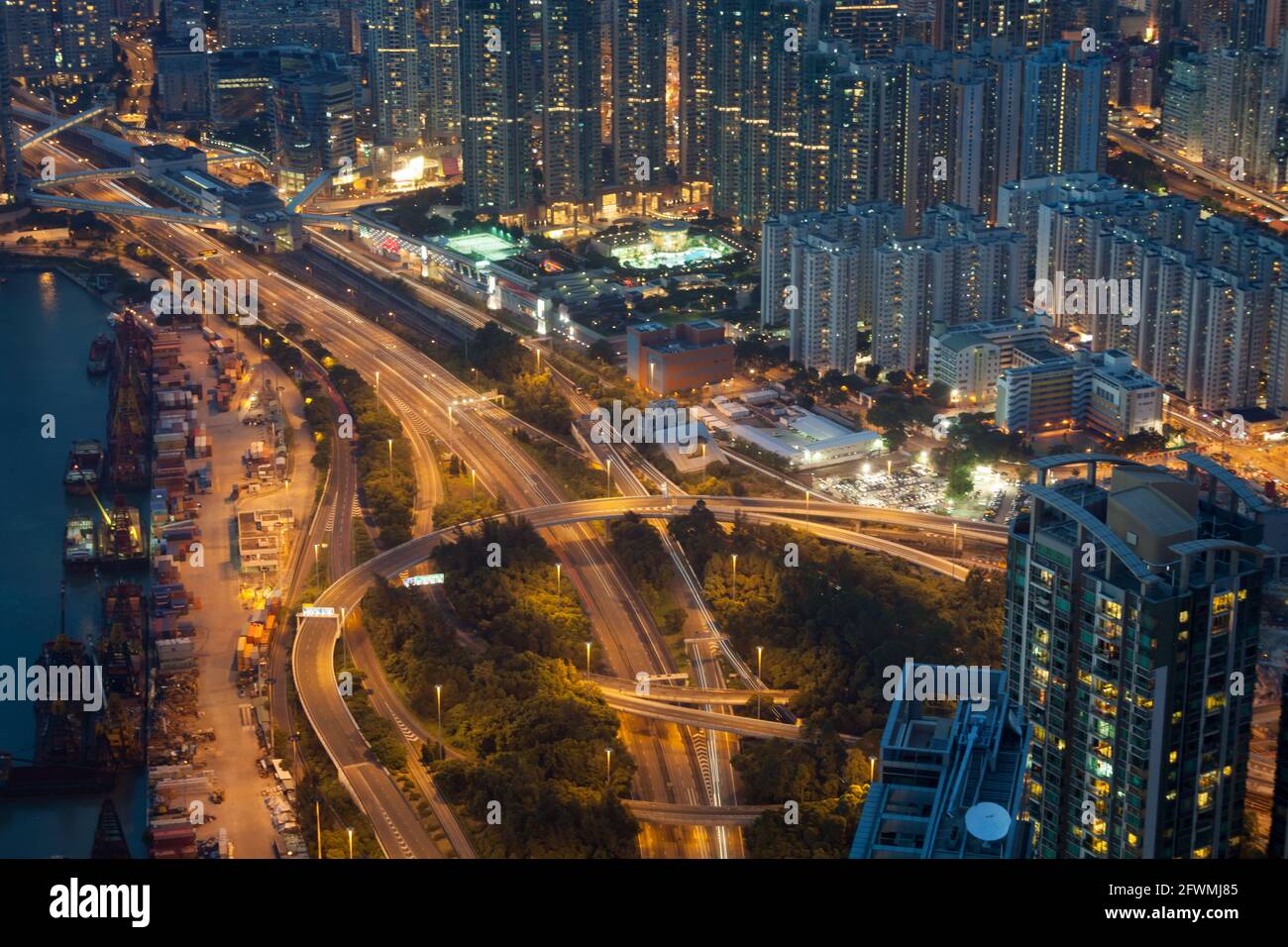 Vista notturna di edifici e autostrade densamente popolati a Hong Kong, RPC Foto Stock