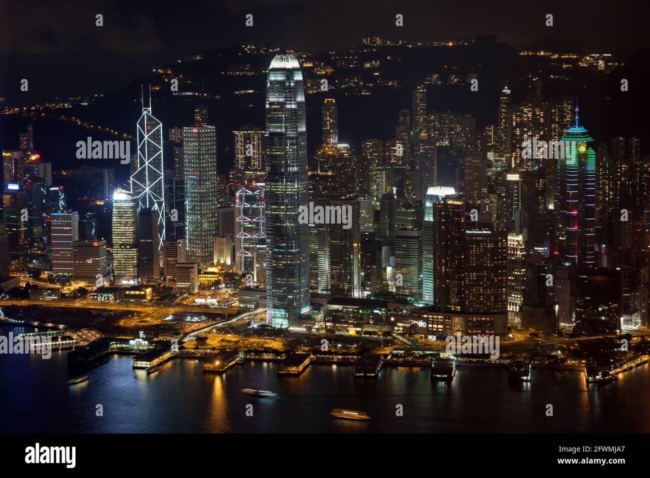 Vista elevata sul porto dell'Isola di Hong Kong di notte Foto Stock
