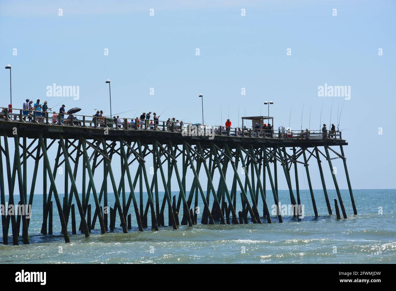 I visitatori affollano la fine del molo a Kure Beach, North Carolina. Foto Stock