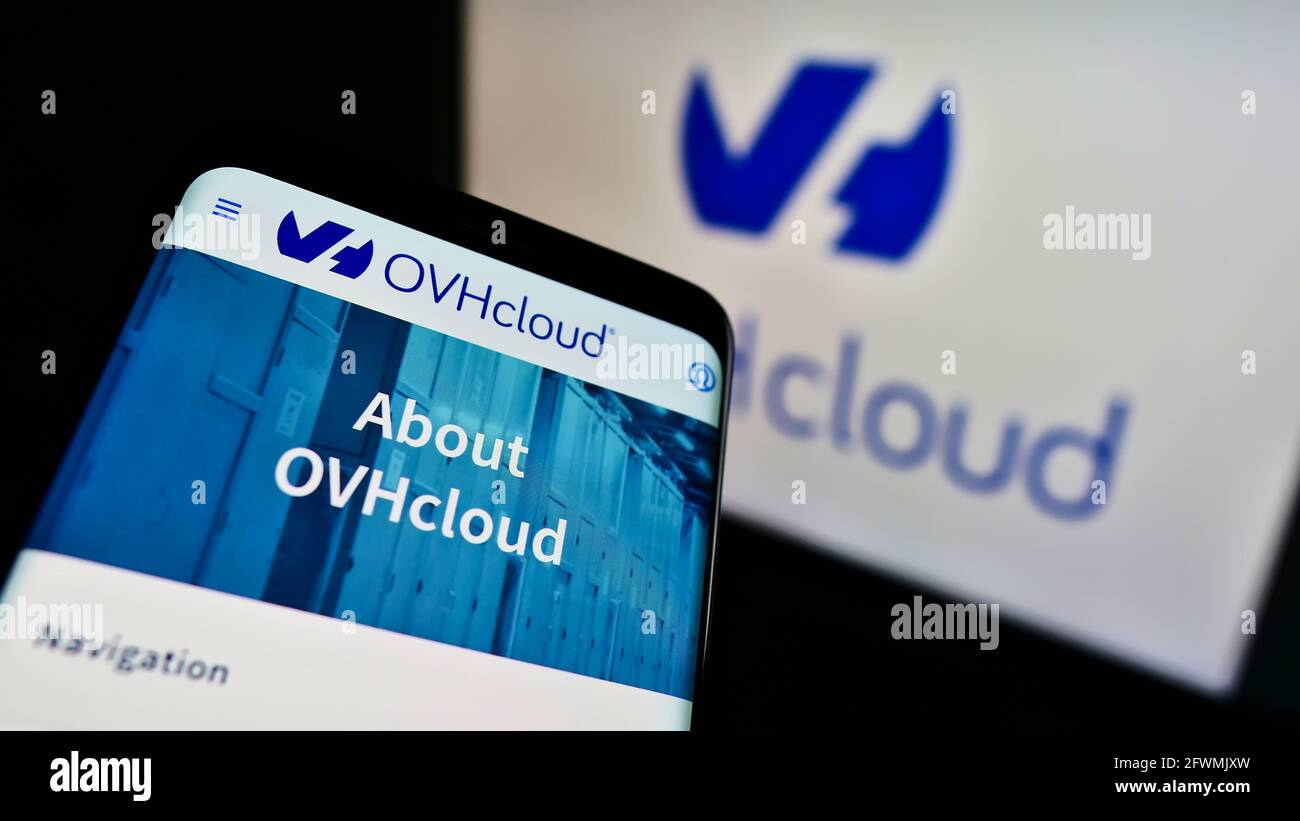 Telefono cellulare con pagina web della società francese di cloud computing OVH Groupe SAS sullo schermo davanti al logo aziendale. Mettere a fuoco in alto a sinistra del display del telefono. Foto Stock