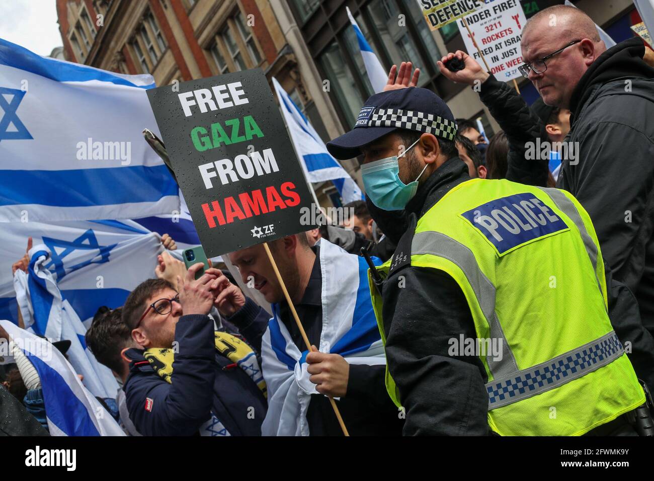 LONDRA, INGHILTERRA, MAGGIO 23 2021, i manifestanti Pro Israel si riuniscono fuori dall'ambasciata israeliana ad High Street Kensington, Londra. Giorni dopo Israele e Hamas raggiungono un cessate il fuoco. Credit: Lucy North/Alamy Live News Foto Stock